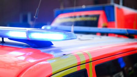 Senior gerät am Savignyplatz unter Zug - schwerst verletzt