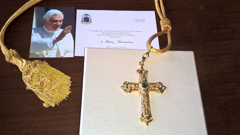 Brustkreuz des verstorbenen Papstes Benedikt