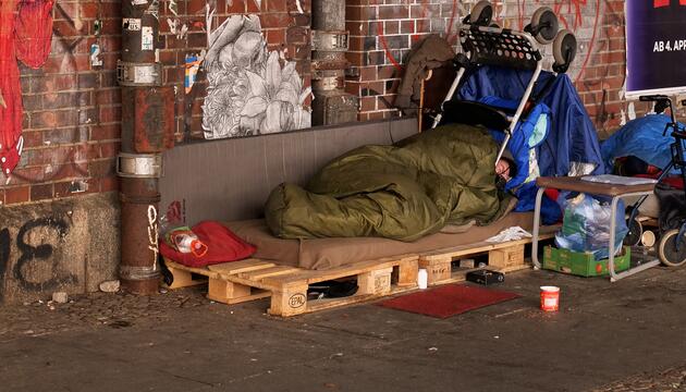 Ein Obdachloser schläft am Hackeschen Markt in Berlin-Mitte unter einer S-Bahnbruecke. 
