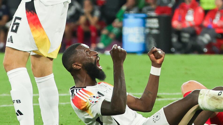 DFB-Verteidiger Antonio Rüdiger feiert gegen Dänemark eine erfolgreiche Grätsche