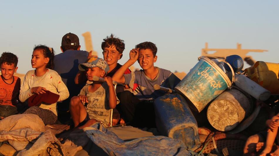 Kinder auf einem Karren mit ihren Habseligkeiten