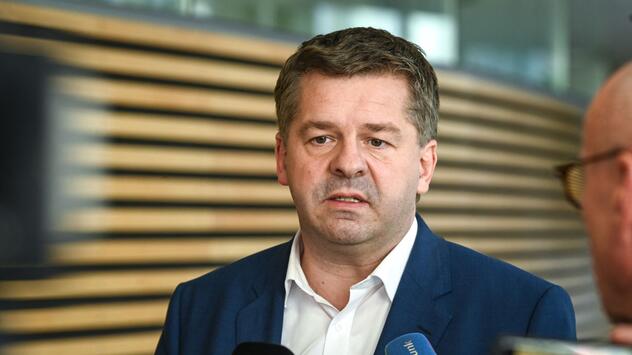 Sven Schulze spricht nach CDU-Fraktionsversammlung vor der Presse