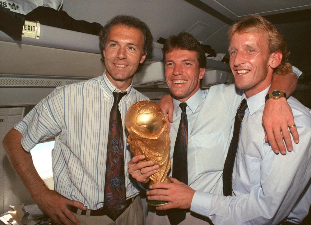 Franz Beckenbauer (l), Lothar Matthäus und Andreas Brehme (r)