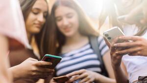Jugendliche am Smartphone