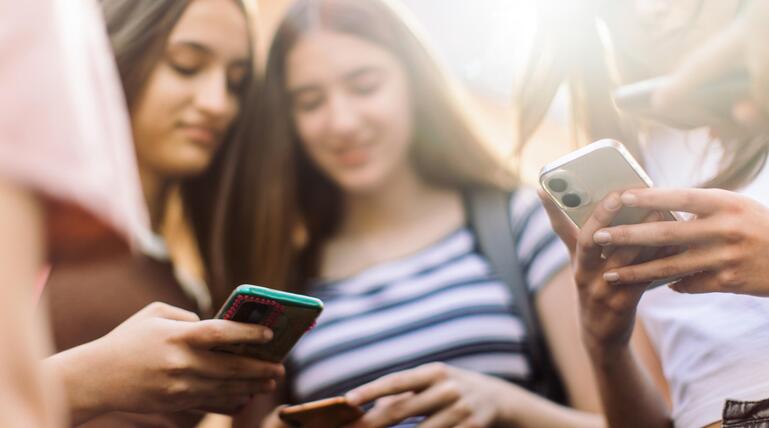 Jugendliche am Smartphone