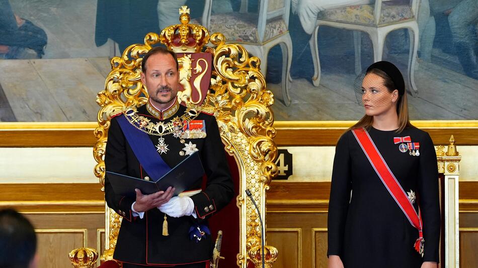 König Haakon legt Eid auf die Verfassung ab