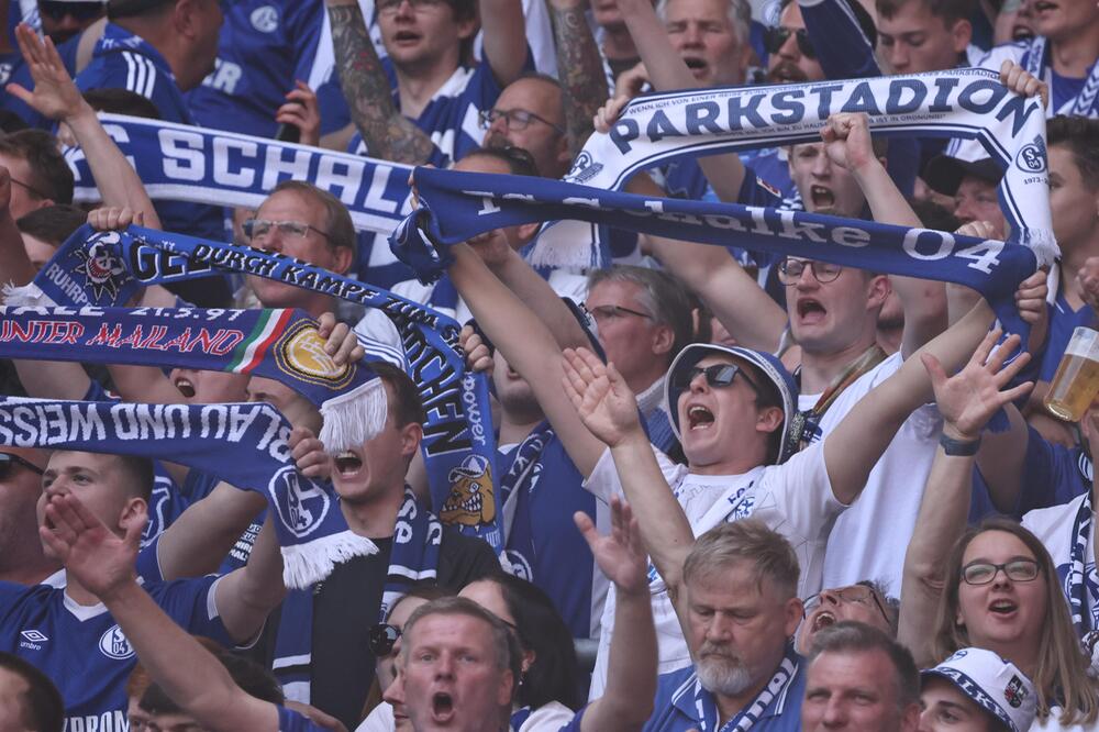 Fans des FC Schalke 04 feuern ihre Mannschaft am 26. Juni 2023 in Leipzig lautstark an
