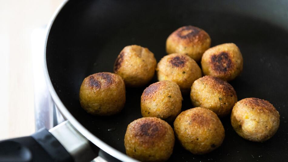 Falafelbällchen werden in einer Pfanne angebraten