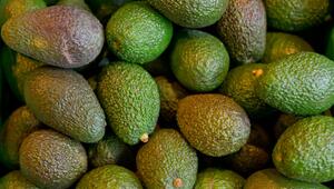 Avocados liegen in einer Kiste