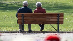 Älteres Paar sitzend auf einer Parkbank