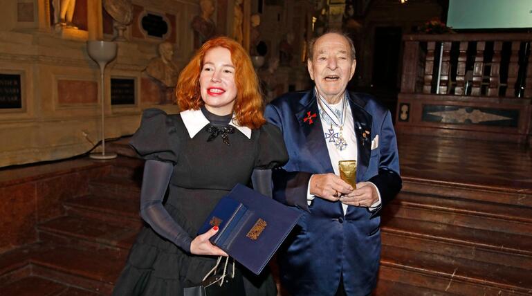 Ralph Siegel mit seiner Ehefrau Laura im vergangenen Jahr. Sie bestätigt jetzt, dass ihr Ehemann ...