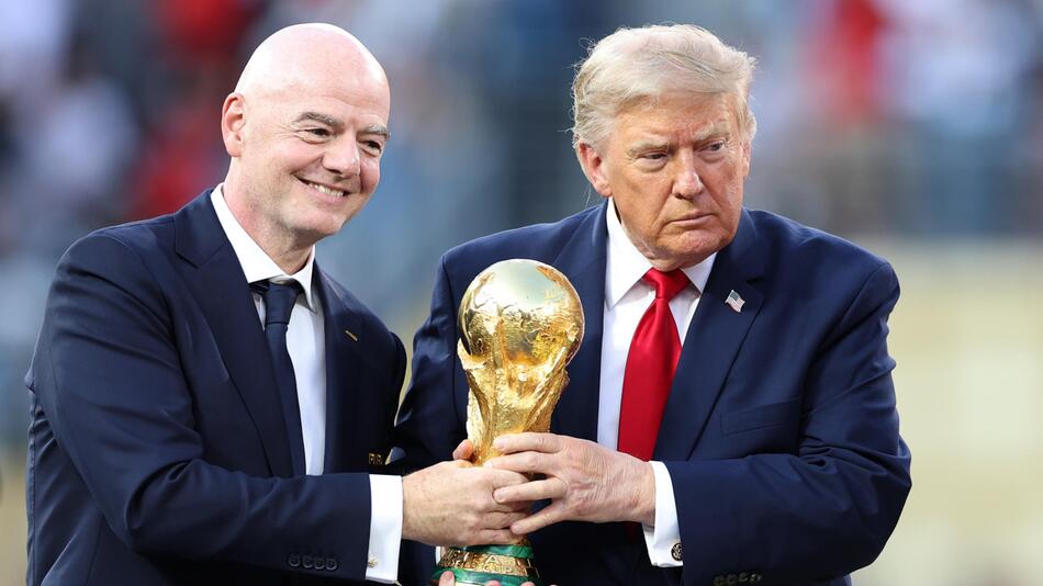 Pfeifkonzert für Trump und Infantino – US-Präsident drängelt sich auf Siegerfoto