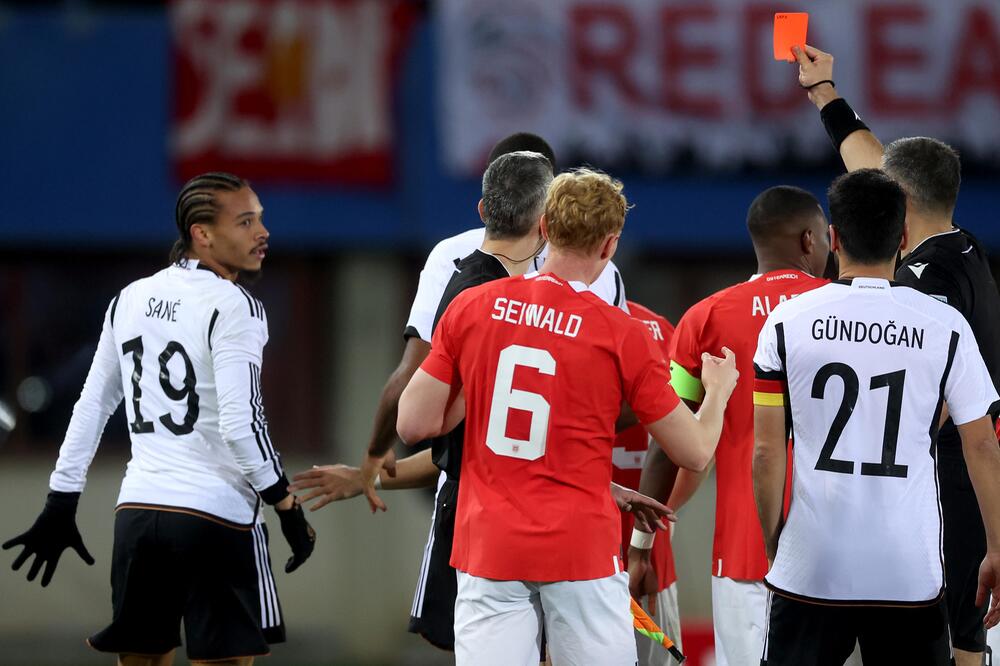 Nationalspieler Leroy Sane sieht im Spiel in Österreich die Rote Karte