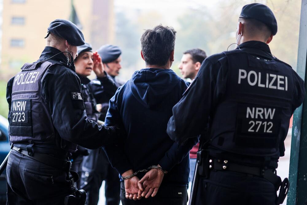 Meldekontrolle durch verschiedene Behörden am Problem-Hochhaus