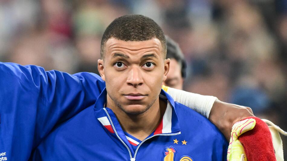 Kylian Mbappé während der Nationalhymnen im Vorlauf der Partie Frankreich gegen Kroatien.