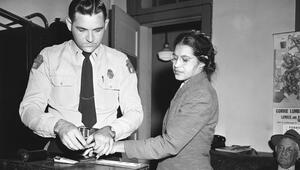 Eine Polizistin nimmt Rosa Parks Fingerabdrücke