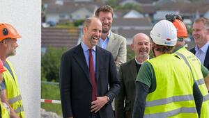 Prinz William im Gespräch mit Arbeitern in Cornwall.