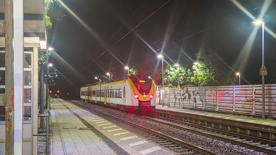 Bahnmitarbeiter stürzt aus Zug – Gericht hat Zweifel am Tathergang