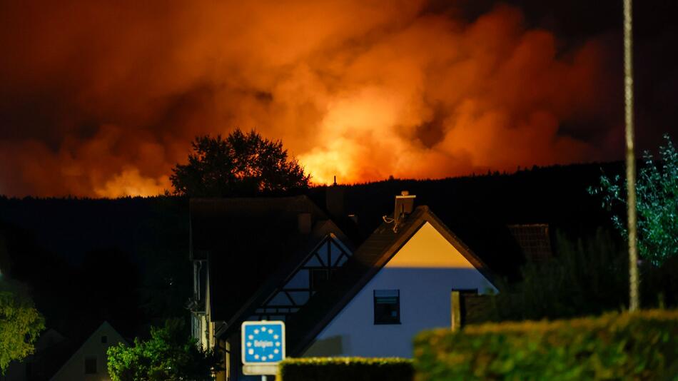 Brand aus Belgien rückt auf Häuser in Deutschland zu