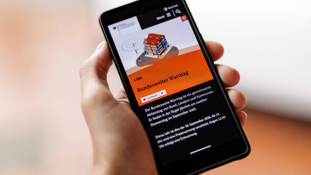 Bundesweiter Warntag Smartphone Display