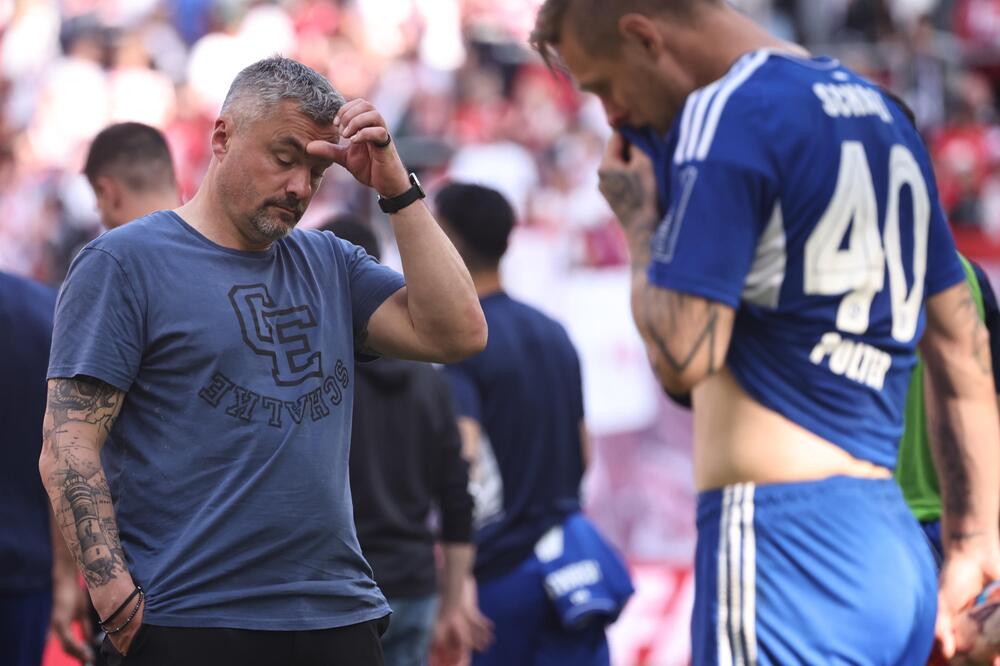 Schalkes Trainer Thomas Reis und Sebastian Polter am 27. Mai 2023 enttäuscht in Leipzig