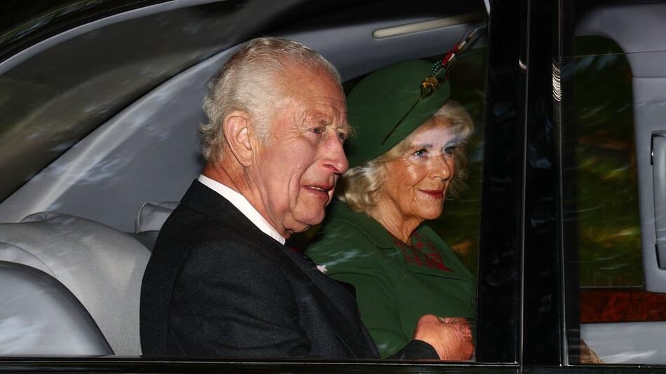 König Charles III. und Königin Camilla auf ihrem Weg in die kleine Kirche Crathie Kirk.