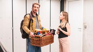 "Fang mich doch!": Georg Sommer (Jan Krauter, l.) hat einen Korb Spielzeuge bei Jule (Friederike ...