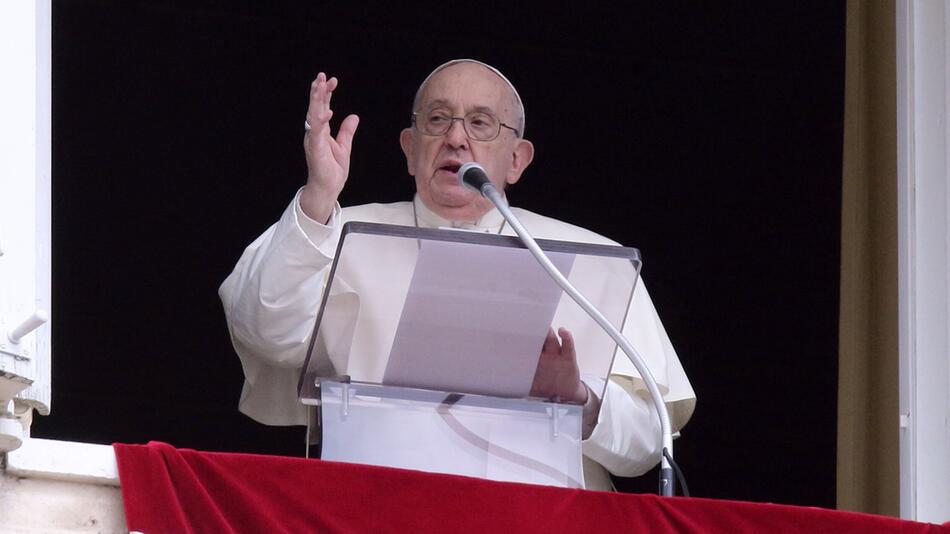 Papst Franziskus muss aufgrund einer Lungenentzündung behandelt werden.