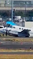 Dramatische Notlandung in Birmingham: Flugzeug setzt auf Bauch auf