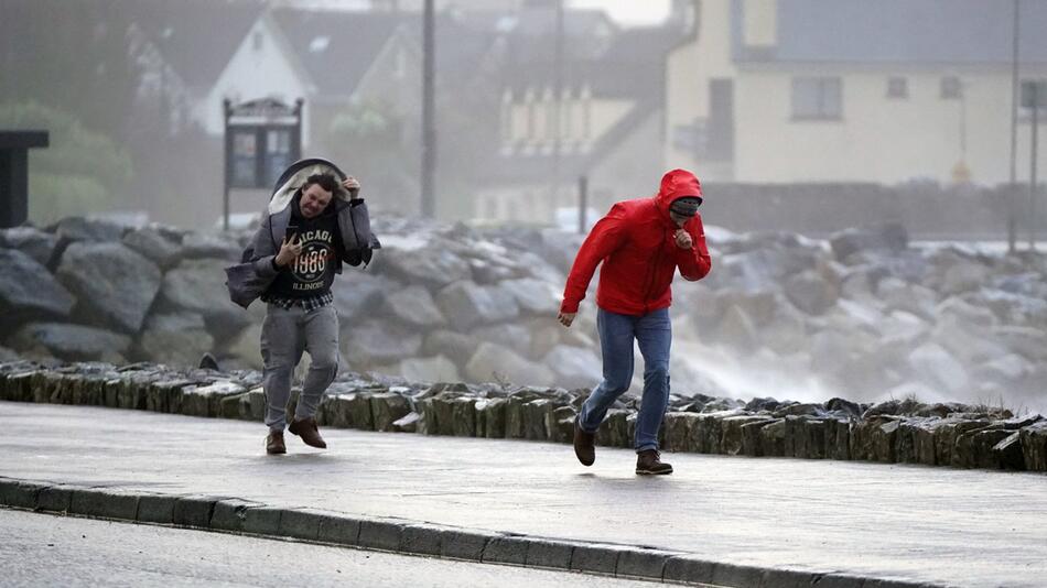 Sturm "Isha" zieht über Irland und Gr0ßbritannien