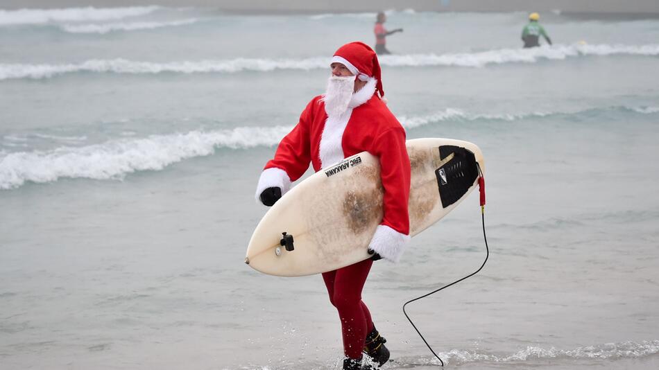 Surfender Weihnachtsmann in England