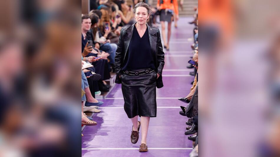Olivia Colman überrascht als Model - und zeigt ihre neuen langen grauen Haare