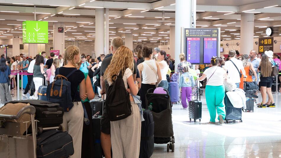 Passagiere warten auf dem Flughafen von Palma de Mallorca