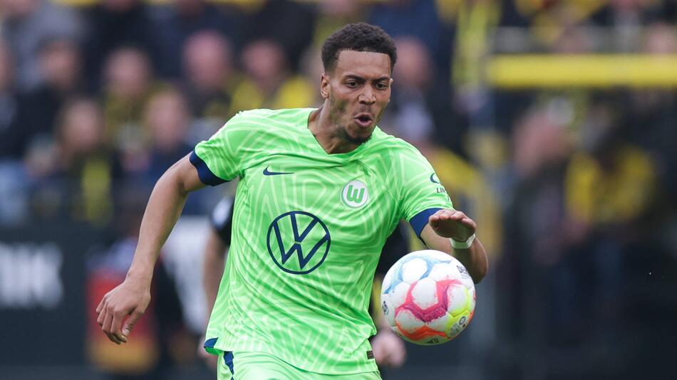 Wolfsburgs Felix Nmecha treibt am 7. Mai 2023 in Dortmund den Ball nach vorne