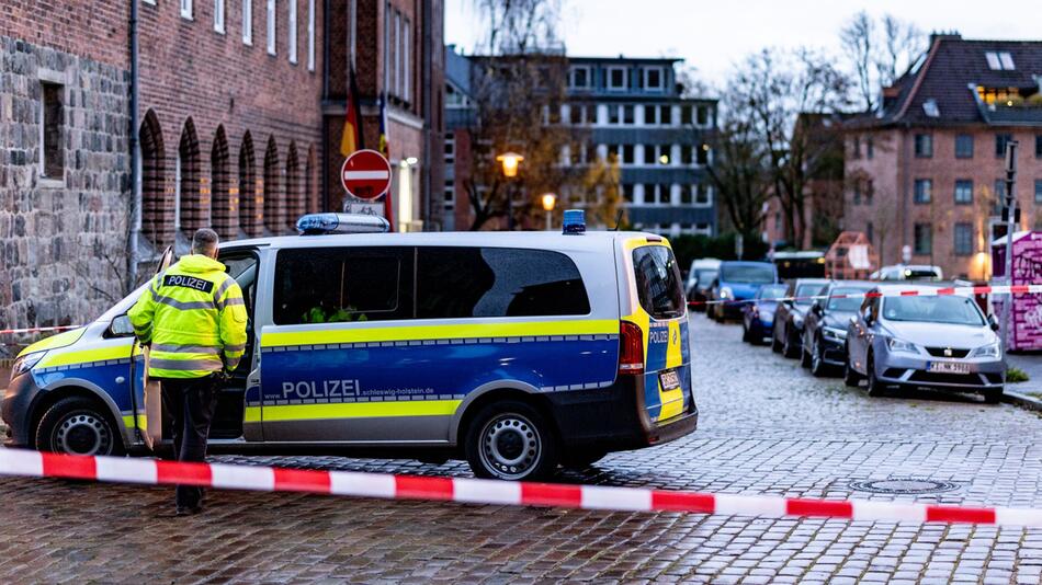 Polizisten stoppen Angreifer vor Dienststelle mit Schüssen