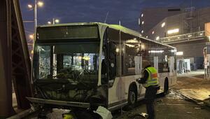 Linienbus fährt in Autos und Passanten