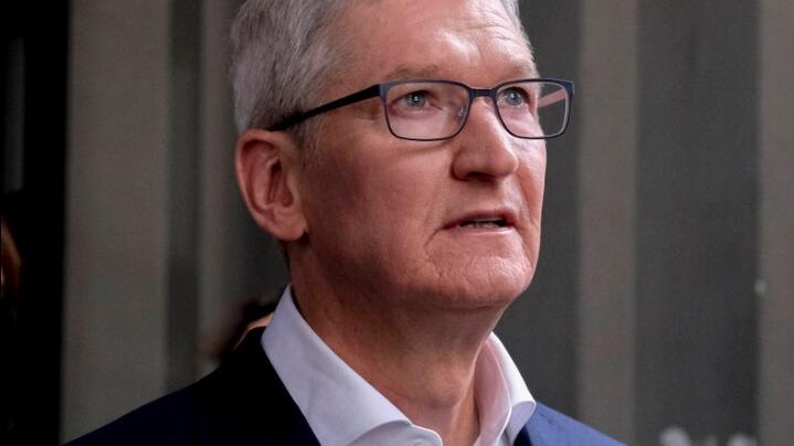 Apple-Chef Tim Cook hält eine Rede.