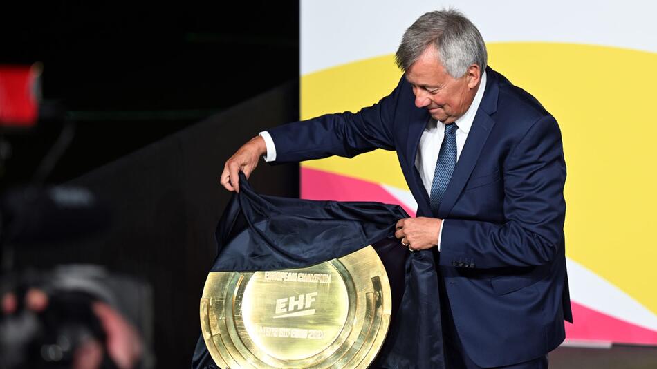 EHF-Präsident Michael Wiederer enthüllt die Trophäe für die Handball-EM 2024