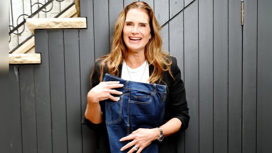 Brooke Shields posiert mit ihrer legendären Calvin-Klein-Jeans, hier im Oktober 2021.