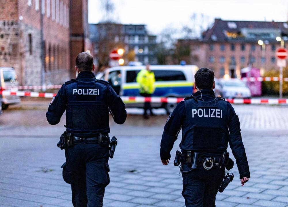 Polizisten stoppen Angreifer vor Dienststelle mit Schüssen