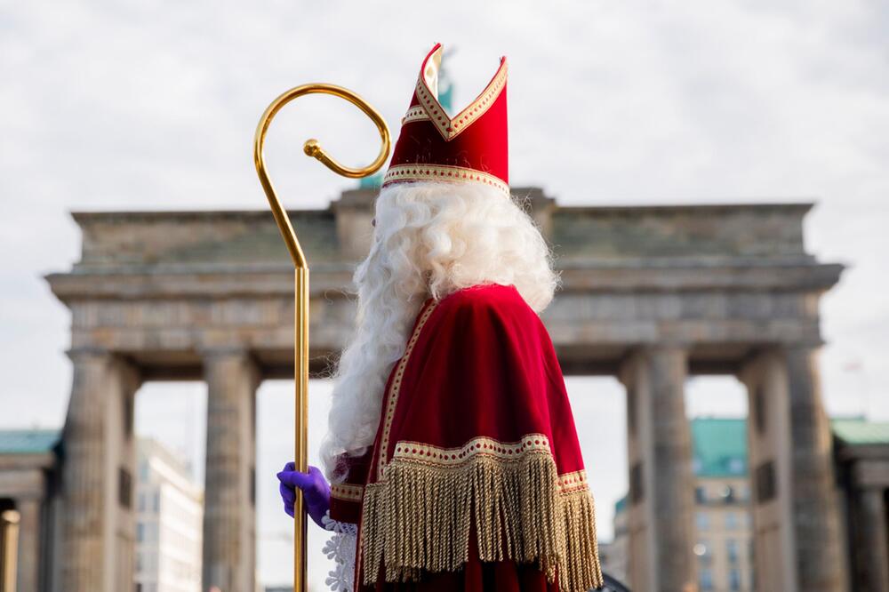 Nikolaus vor dem Brandenburger Tor