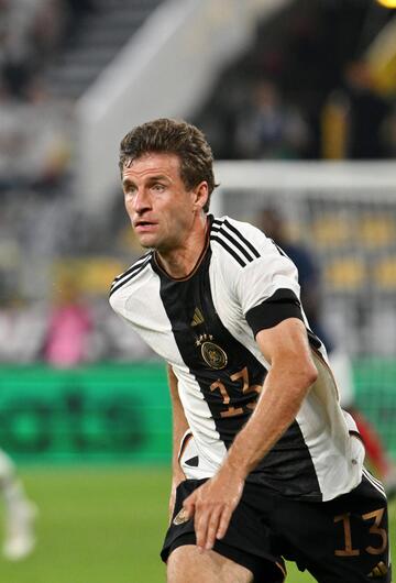 Thomas Müller stürmt mit dem Ball im Länderspiel gegen Frankreich voran