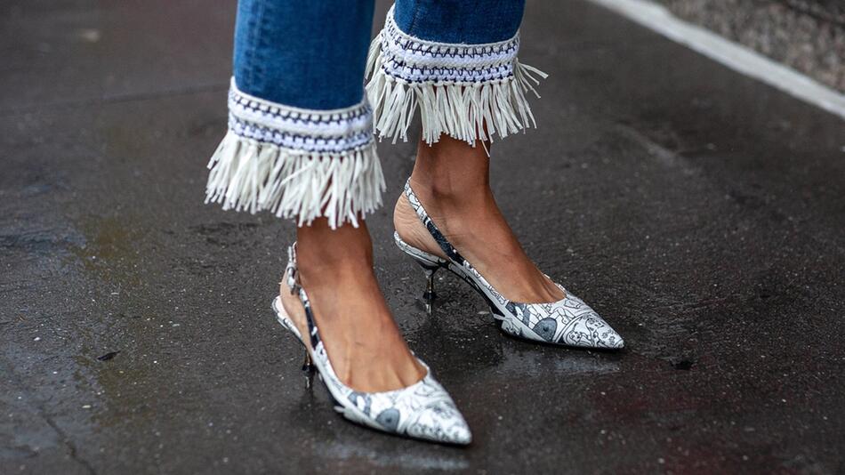 Für schickere Anlässe im Sommer eignen sich die angesagten Slingback-Pumps allemal.