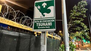 Schild zeigt in Chile die Evakuierungs-Route in Falle eines Tsunamis an