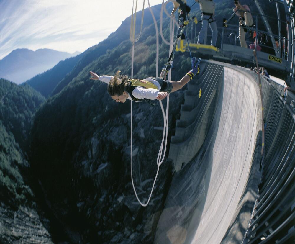 Sprung von der Verzasca-Staumauer im Tessin