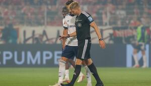 Schiedsrichter Timo Gerach geht verletzt vom Feld.