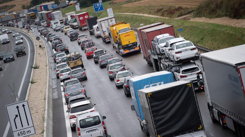 Stau auf der A8