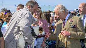 König Charles mit einem tierischen Besucher bei den Highland Games in Caithness.