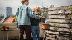 Ein Mann und eine Frau stehen gemeinsam auf einer Terrasse