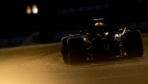 Die Rückansicht des Red Bulls von Max Verstappen während der Testfahrt in Bahrain